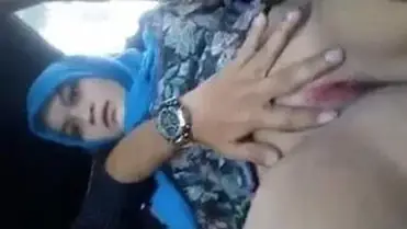 Kemesraan Ukhti Hijab Cantik Di Dalam Mobil