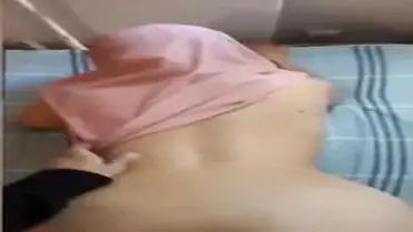 Ukhti Hijab Cantik Pasrah Goyang Kasur Crot