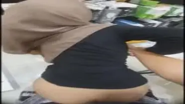 Ukhti Hijab Cantik Pasrah Posisi Doggy Konter